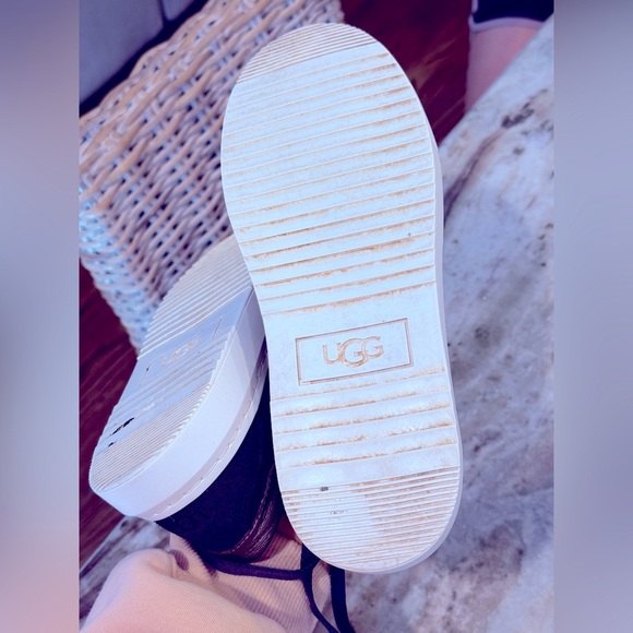 Women’s UGG Alameda lace up suede leather navy sneakers- Size 7 - Picture 10 of 10